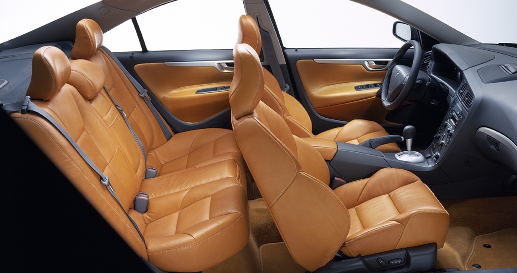 17_Volvo_S60_R_Interior.jpg