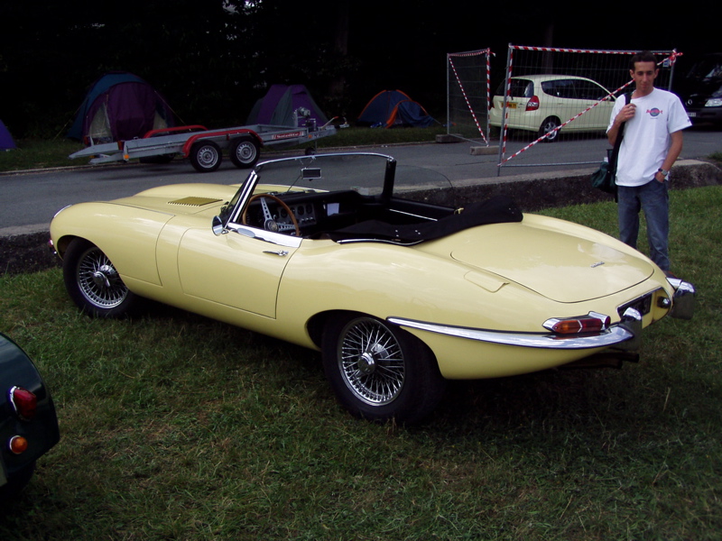 Jaguar Type E cabriolet jaune