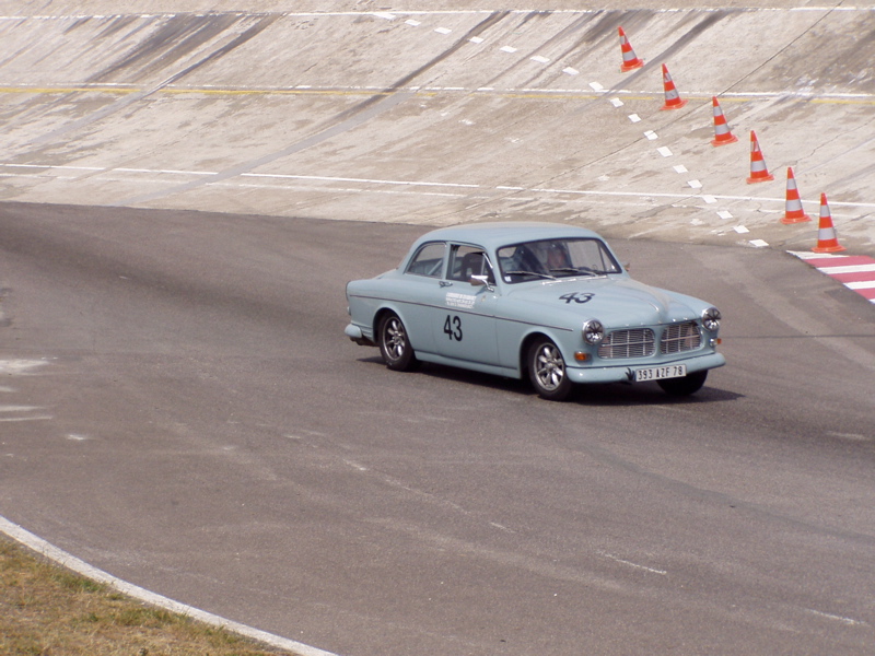 Volvo 122S bleue dans la chicane