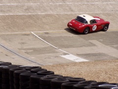 Austin Healey rouge en sortie de chicane