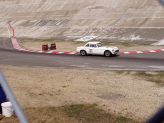 MGB blanche dans la chicane