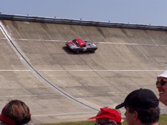 Jaguar Type E en sortie de chicane