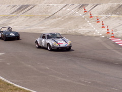 Porsche et Jaguar dans la chicane