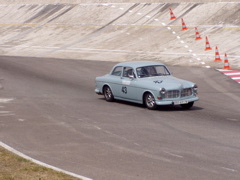 Volvo 122S bleue dans la chicane