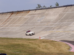Austin Healey en entrée de chicane